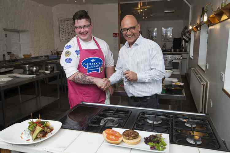 Gregg and Jamie shake on who gets first go at the lamb burgers. Pic: Alan Richardson Dundee, Pix-AR.co.uk