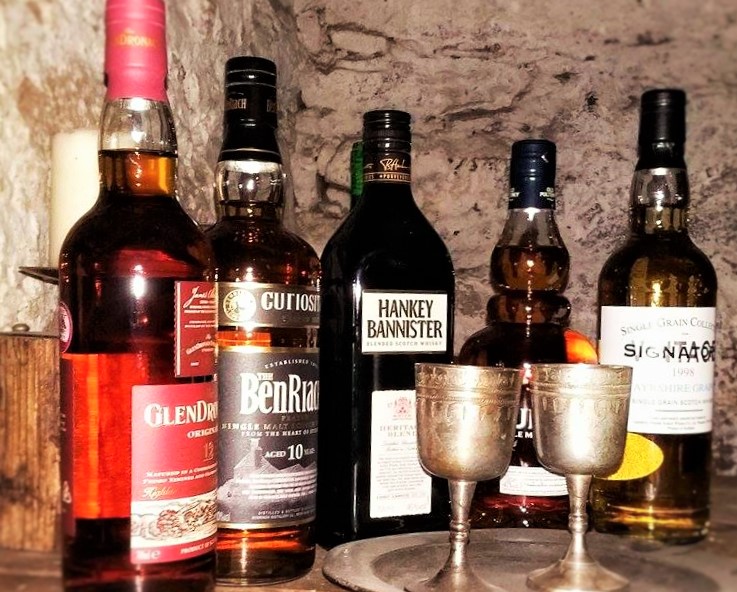 Legend has it that whisky may not be the only spirit found in the spooky close.